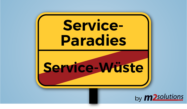 Stilisiertes, zweigeteiltes Ortsschild in gelb; unten Schriftzug „Service-Wüste“ rot durchgestrichen, oben Schriftzug „Service-Paradies“